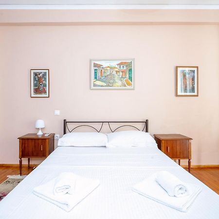 Charming & Authentic Gem - Walk To Port & Shops! Apartment Patras Bagian luar foto