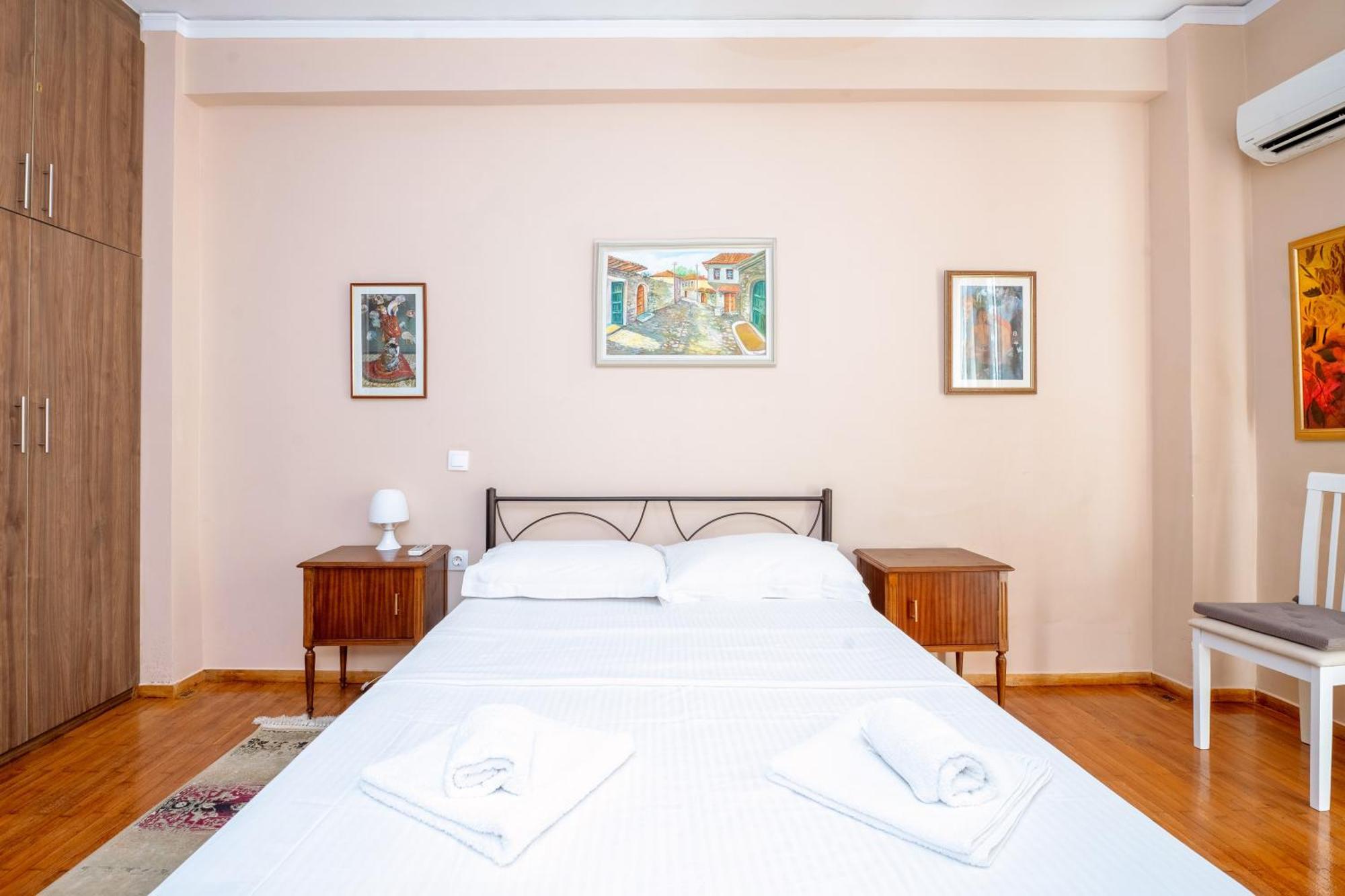 Charming & Authentic Gem - Walk To Port & Shops! Apartment Patras Bagian luar foto