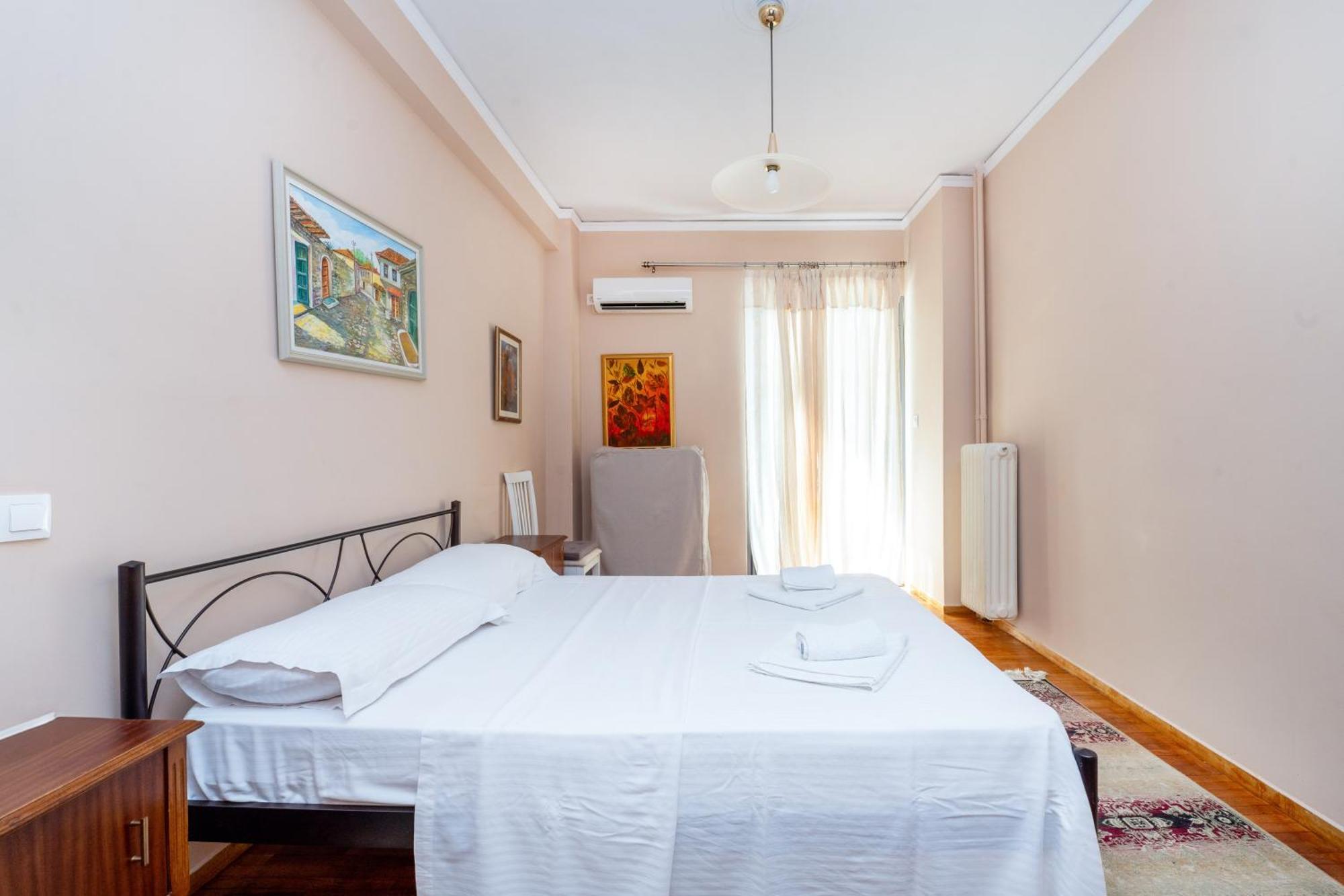 Charming & Authentic Gem - Walk To Port & Shops! Apartment Patras Bagian luar foto