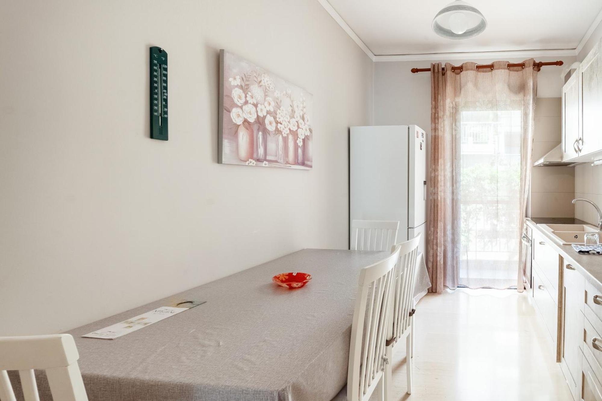 Charming & Authentic Gem - Walk To Port & Shops! Apartment Patras Bagian luar foto
