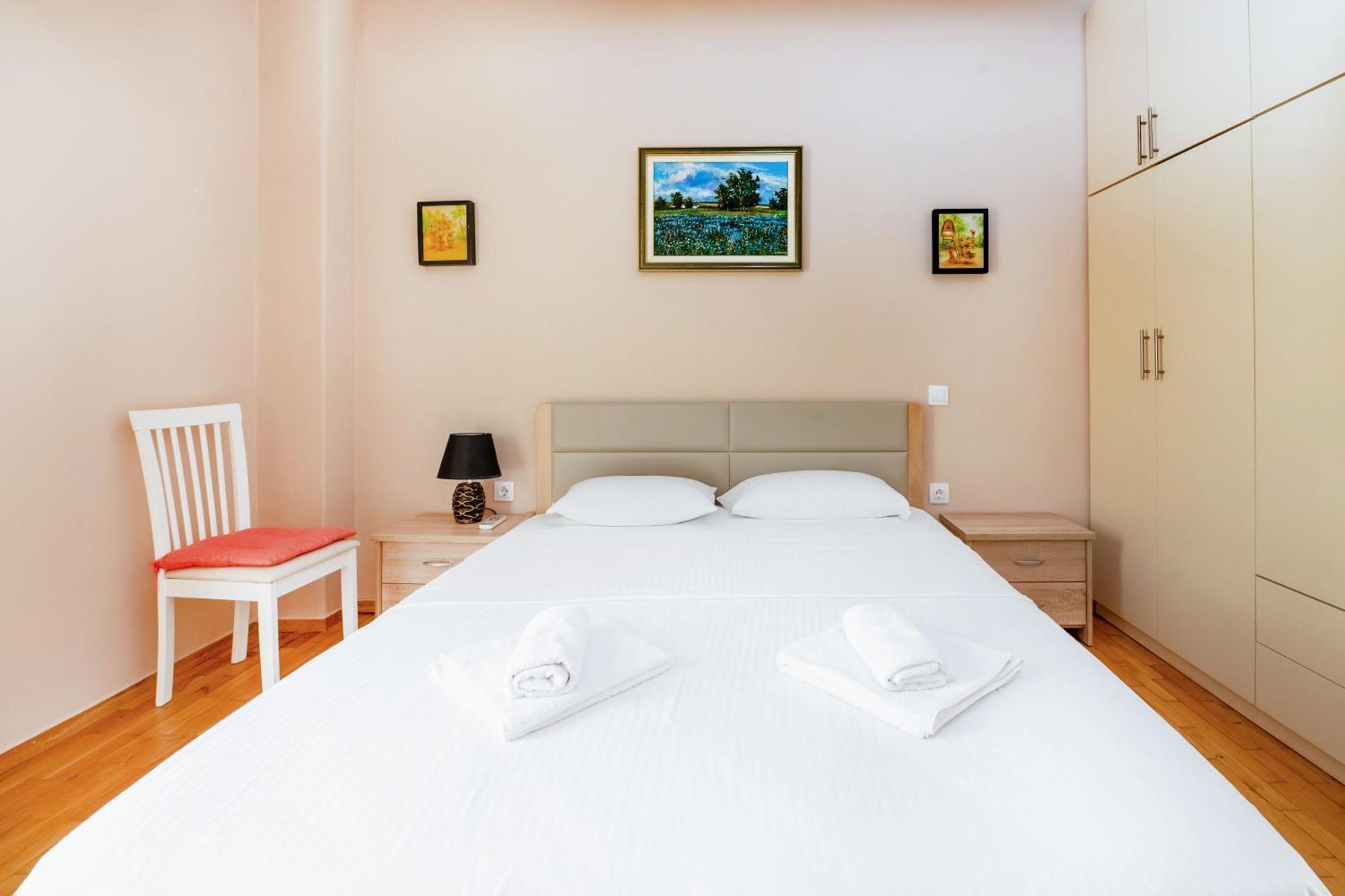 Charming & Authentic Gem - Walk To Port & Shops! Apartment Patras Bagian luar foto