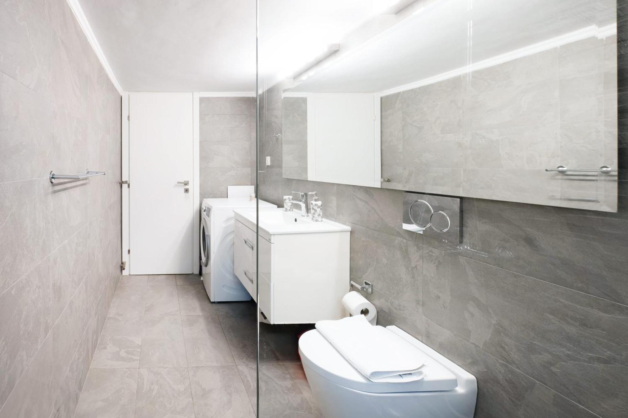 Charming & Authentic Gem - Walk To Port & Shops! Apartment Patras Bagian luar foto