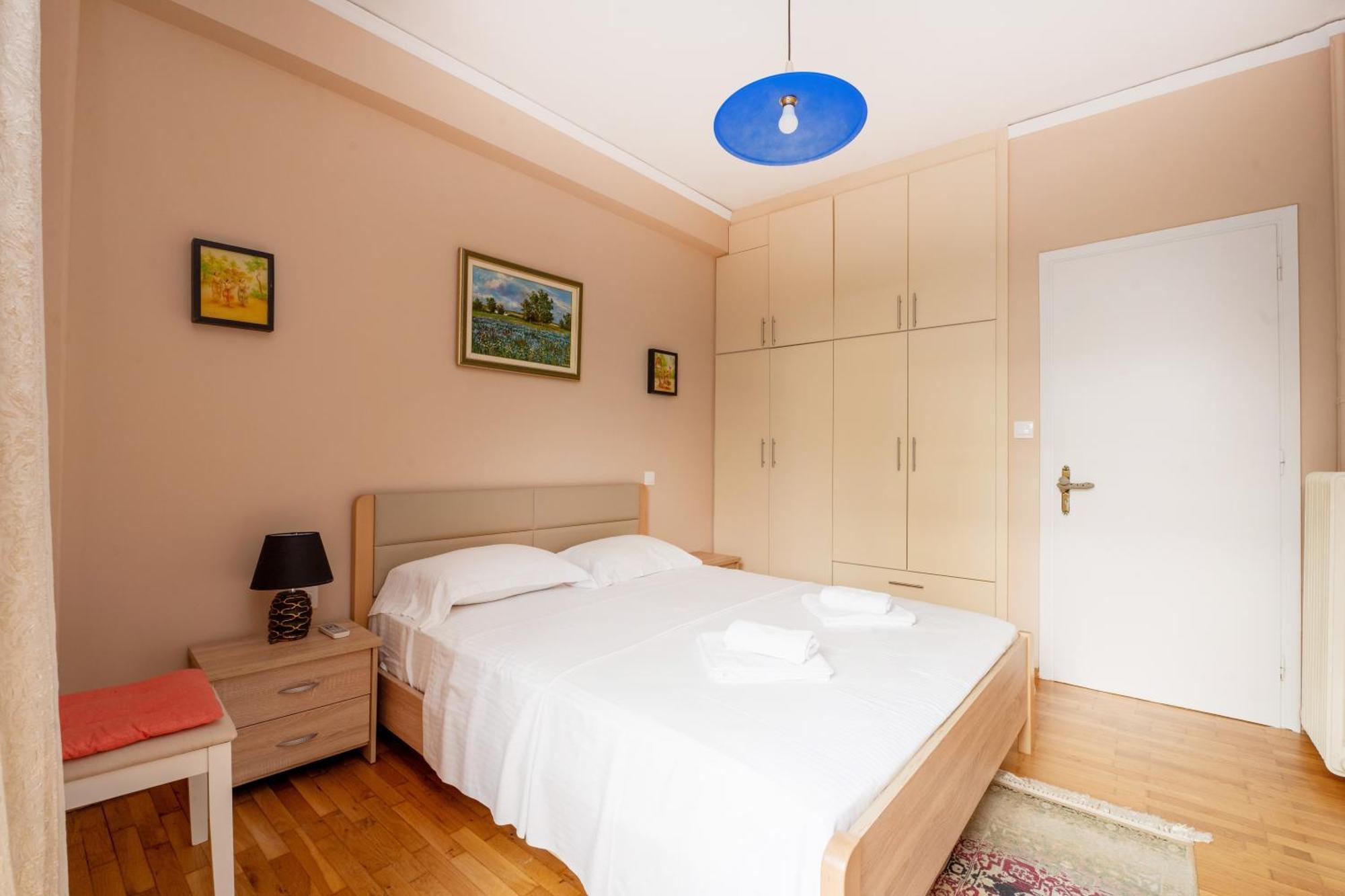 Charming & Authentic Gem - Walk To Port & Shops! Apartment Patras Bagian luar foto