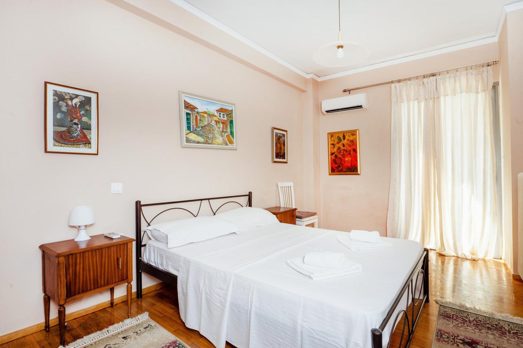 Charming & Authentic Gem - Walk To Port & Shops! Apartment Patras Bagian luar foto