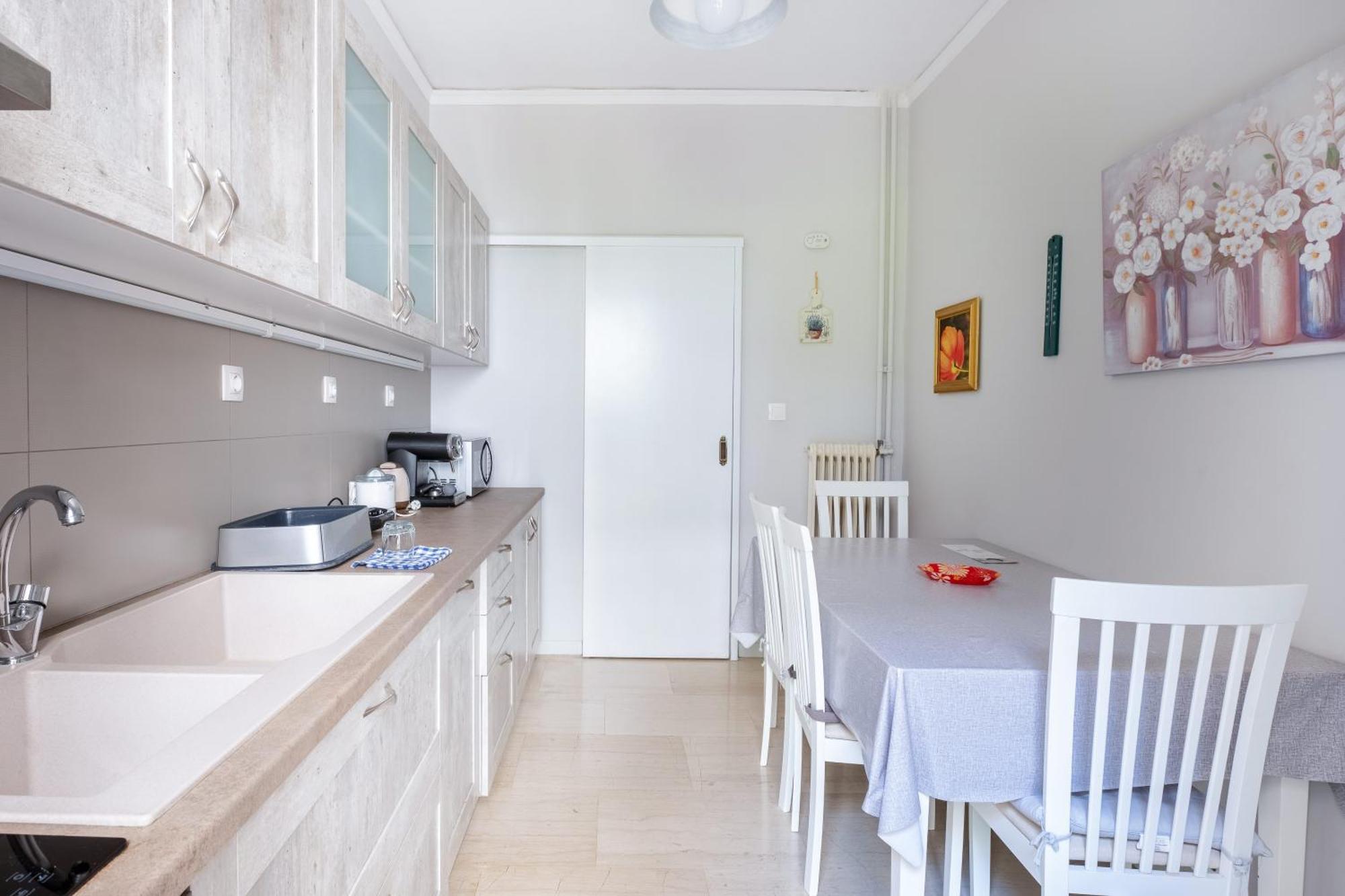 Charming & Authentic Gem - Walk To Port & Shops! Apartment Patras Bagian luar foto