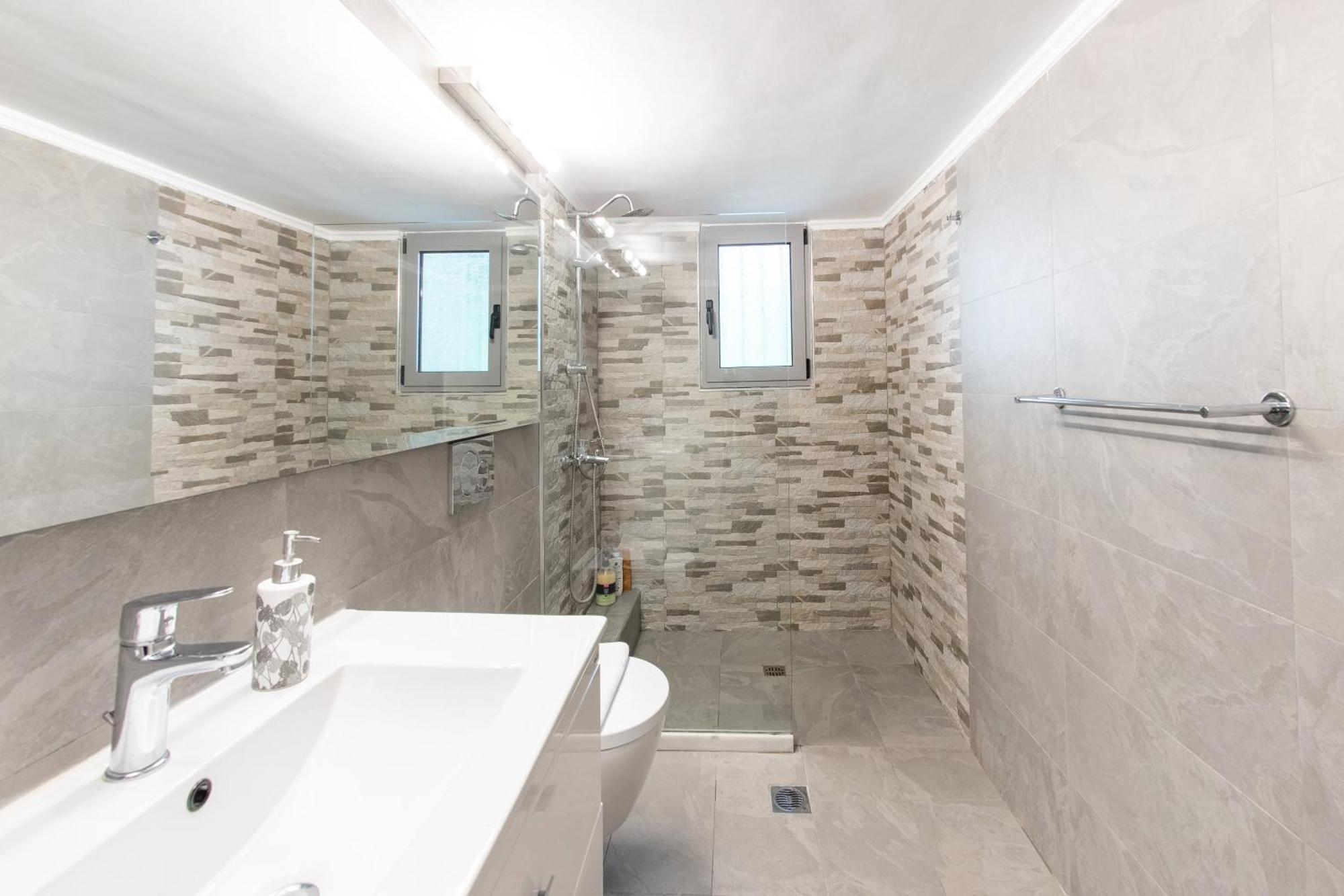 Charming & Authentic Gem - Walk To Port & Shops! Apartment Patras Bagian luar foto