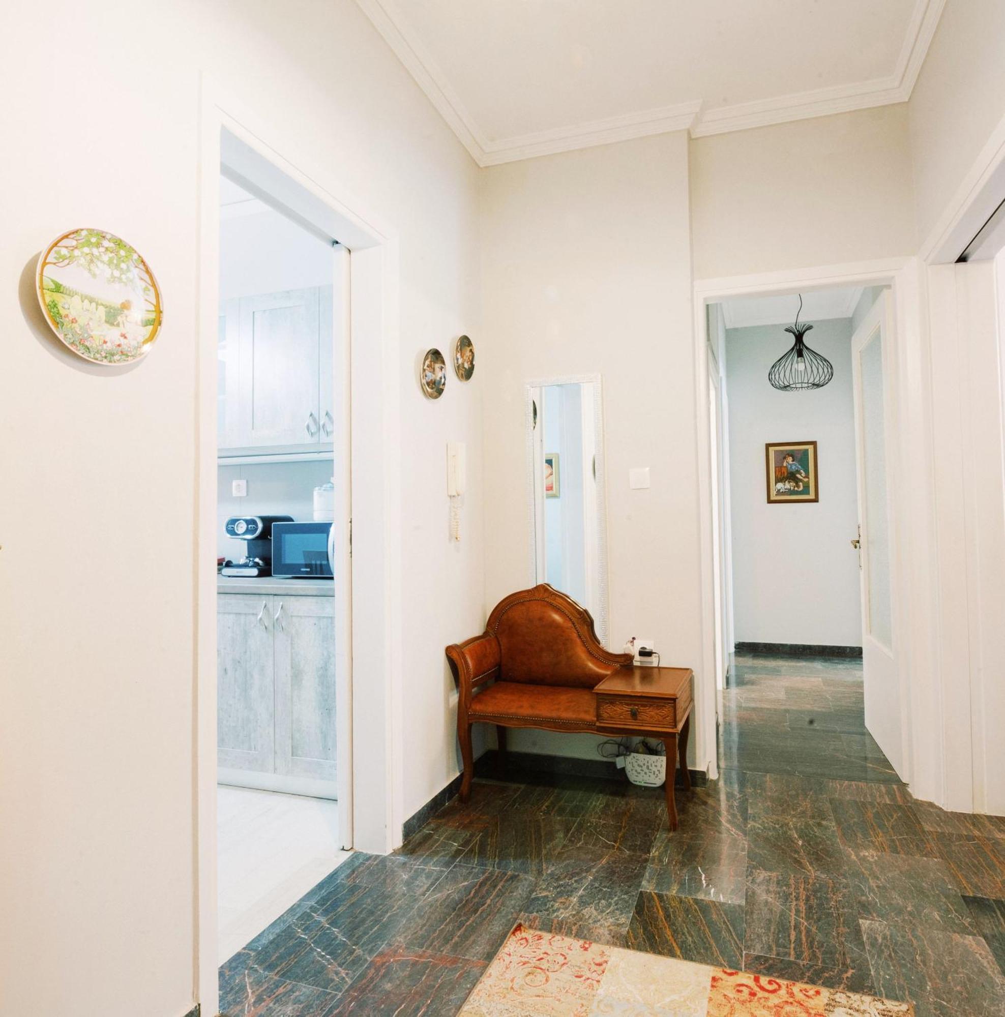 Charming & Authentic Gem - Walk To Port & Shops! Apartment Patras Bagian luar foto